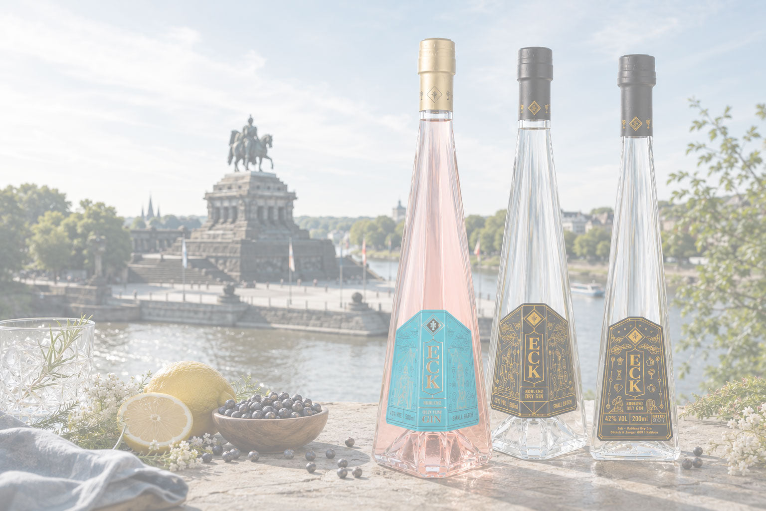 ECK Koblenz Dry Gin – Flasche vor der Kulisse von Rhein und Mosel am Deutschen Eck